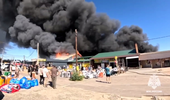 С территории горящего рынка в Волгограде эвакуировали 600 человек