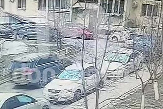 Бывший российский прокурор протаранил 12 машин во дворе и попал на видео