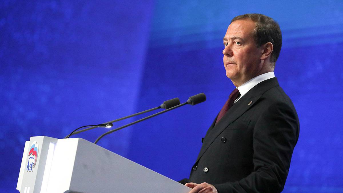 «Настал момент»: Медведев призвал снимать документальное кино о подвигах армии