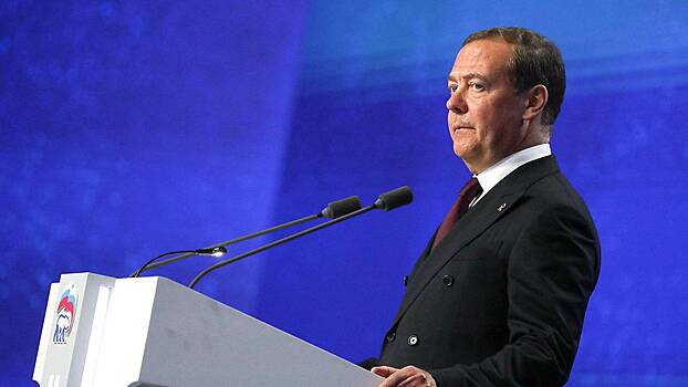Медведев призвал снимать документальное кино о подвигах армии