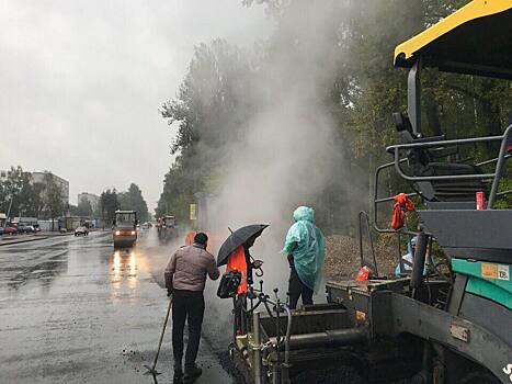 Дорожники под дождем асфальтируют улицу в Ярославле