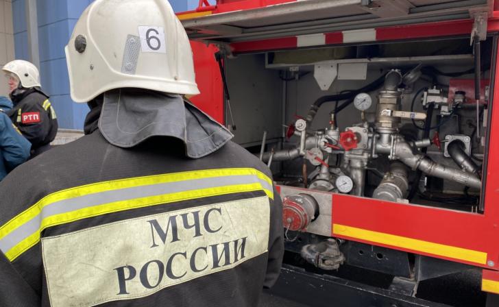 В посёлке Кшенский Курской области загорелся гараж
