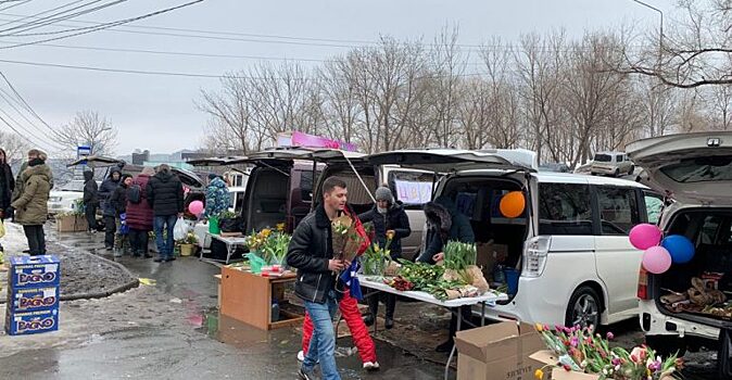 Во Владивостоке контрольно-надзорные органы проигнорировали незаконную торговлю цветами на 8 Марта