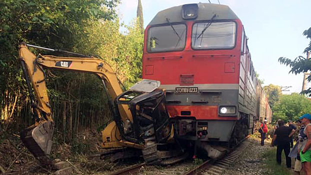 Поезд Москва – Сухум врезался в трактор в Гагре