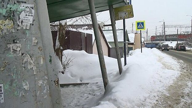 Остановка на Транспортной улице завалилась и прогнила