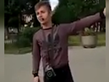 «Йогурт питьевой – у меня все в порядке с головой»: необычный промоутер появился в Санкт‐Петербурге