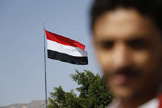 Снаряд упал в море рядом с судном у берегов йеменского порта Ходейда