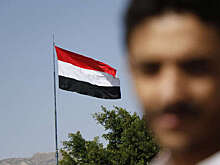 Снаряд упал в море рядом с судном у берегов йеменского порта Ходейда