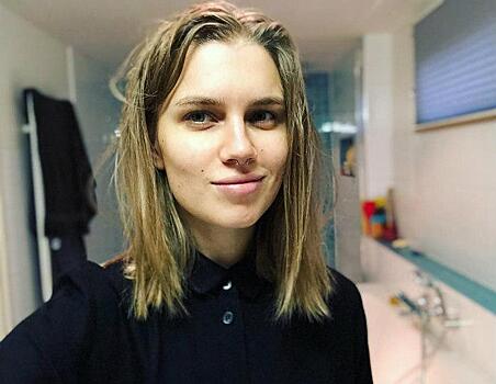 Дарья Мельникова поделилась снимком в рубашке на последних сроках беременности