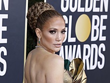 От Лопес в платье с огромным бантом и Хадид в дерзкой коже до тугого бюста Хайек: яркие образы звезд за неделю