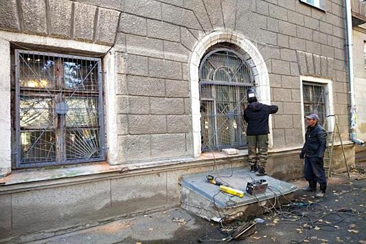 В Новосибирске на окна военкоматов начали устанавливать металлические .