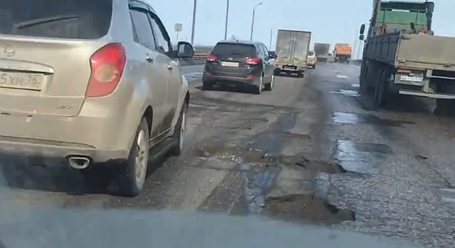 «Опа-на, вот она ямка»: ярославец так задорно обматерил разбитый мост, что это тянет на видео дня