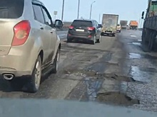 «Опа-на, вот она ямка»: ярославец так задорно обматерил разбитый мост, что это тянет на видео дня