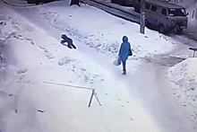 Падение глыбы льда с крыши на ребенка попало на видео