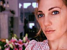 Укачивает младенца: Мерьем Узерли в растянутой тунике с дочкой на руках устроила дома танцы