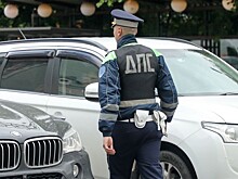 Водитель КамАЗа потерял управление и снес несколько машин