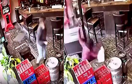 Посетительница кафе неожиданно посетила погреб заведения: видео