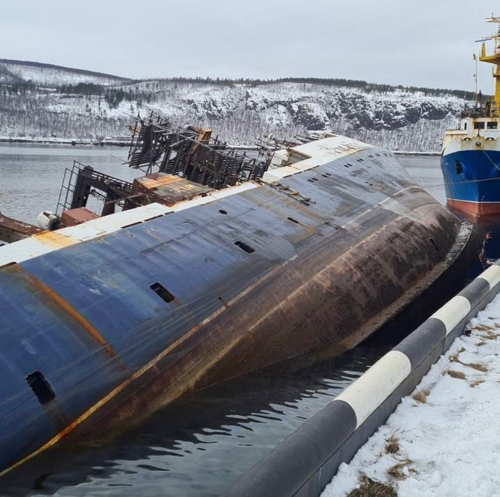 Рыболовное судно опрокинулось в Мурманской области