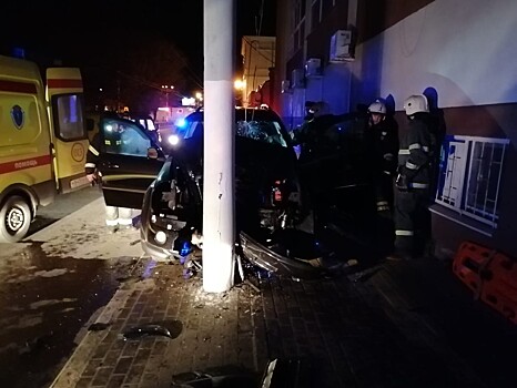 В Твери машина врезалась в столб