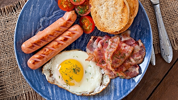 Нутрициолог развеял популярные мифы о мясных завтраках