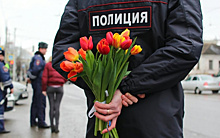 В Ялуторовске полицейские поздравили дам с наступающим праздником