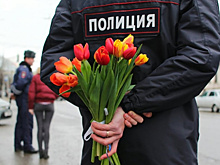 В Ялуторовске полицейские поздравили дам с наступающим праздником