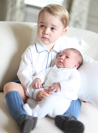 Пресс-служба Кенсингтонского дворца опубликовала фотографий принцессы Шарлотты, дочери Кейт Миддлтон и принца Уильяма, вместе с братом Джорджем.