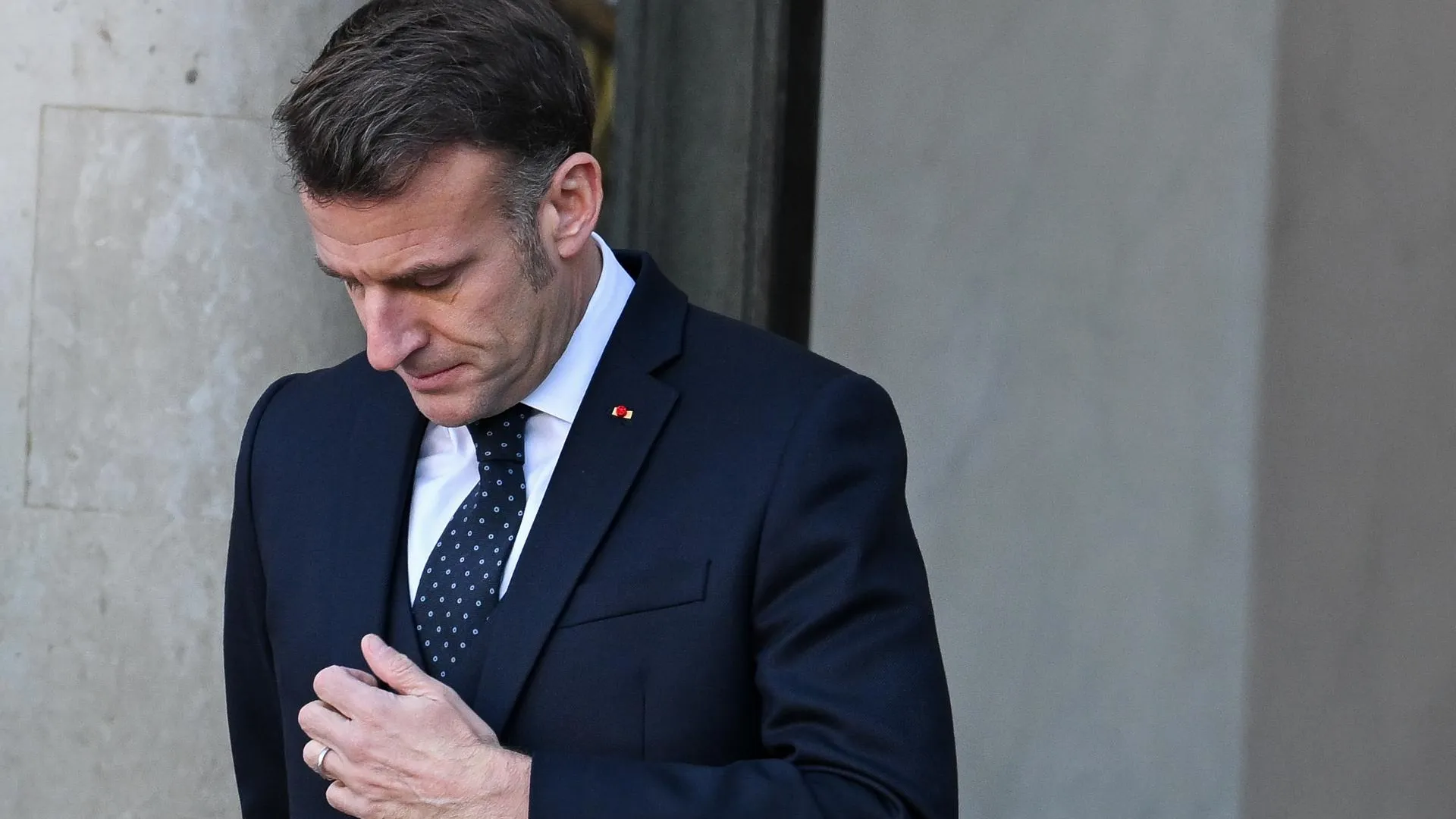 Опубликованы кадры неофициального разговора Трампа и Макрона о Зеленском