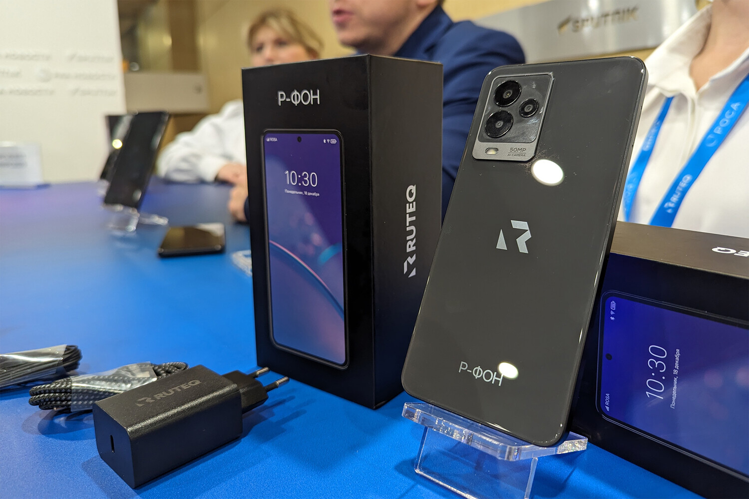 Названа дата начала розничных продаж российского смартфона Р-ФОН