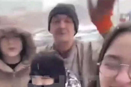 SHOT: в Оренбурге жители поздравили с Новым годом самого трудолюбивого дворника