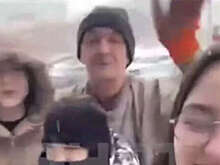 SHOT: в Оренбурге жители поздравили с Новым годом самого трудолюбивого дворника