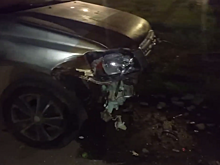 Иномарка снесла столб и повредила две машины в Нижнем Новгороде