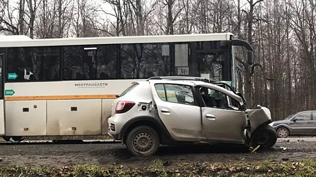 Рейсовый автобус столкнулся с «легковушкой» неподалеку от города Раменское