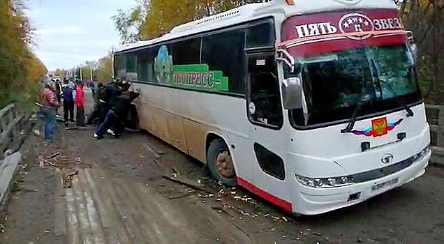 В Хабаровском крае пассажиры вытащили застрявший на мосту автобус