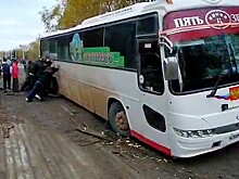 В Хабаровском крае пассажиры вытащили застрявший на мосту автобус