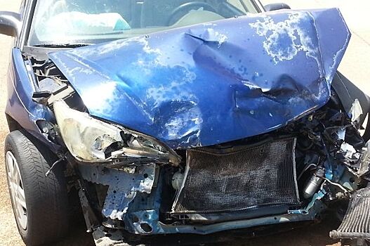 На Кубани из-за ДТП с пьяным водителем девушка въехала в столб на машине