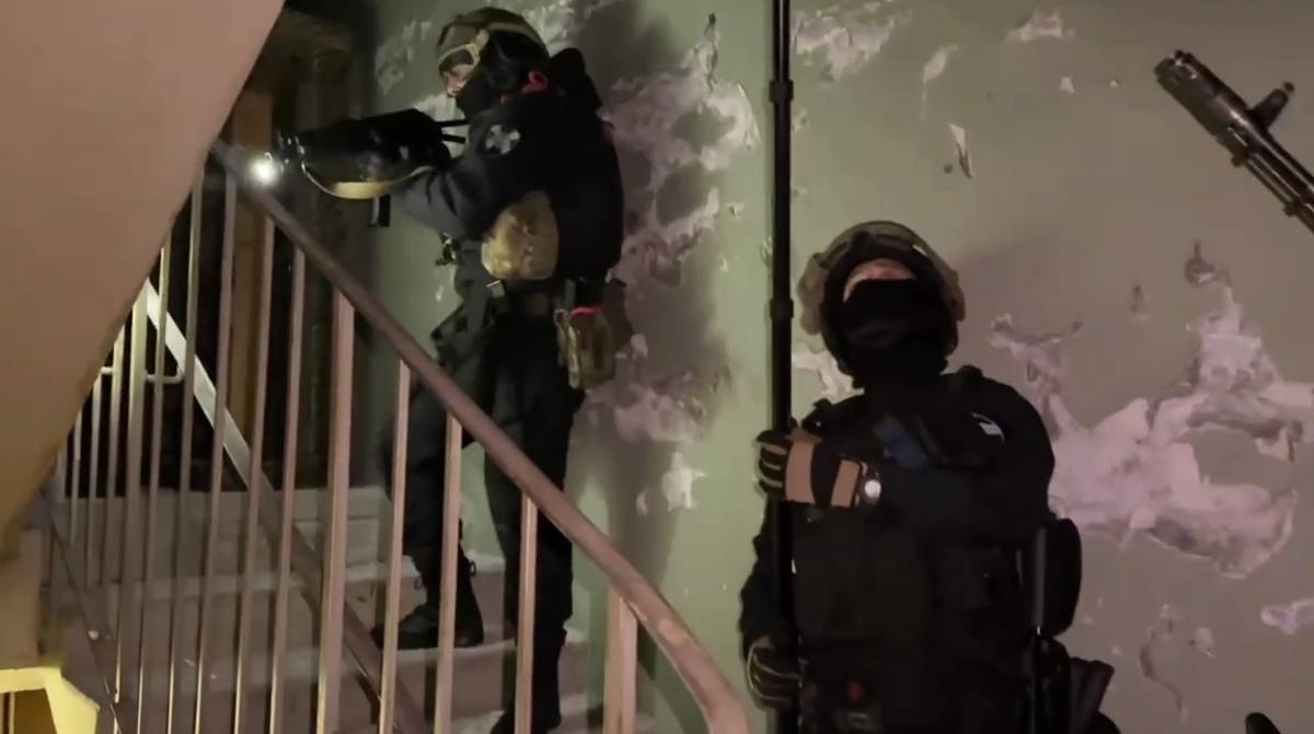 В Мурманске мужчина залез на крышу многоэтажки и открыл огонь по людям.