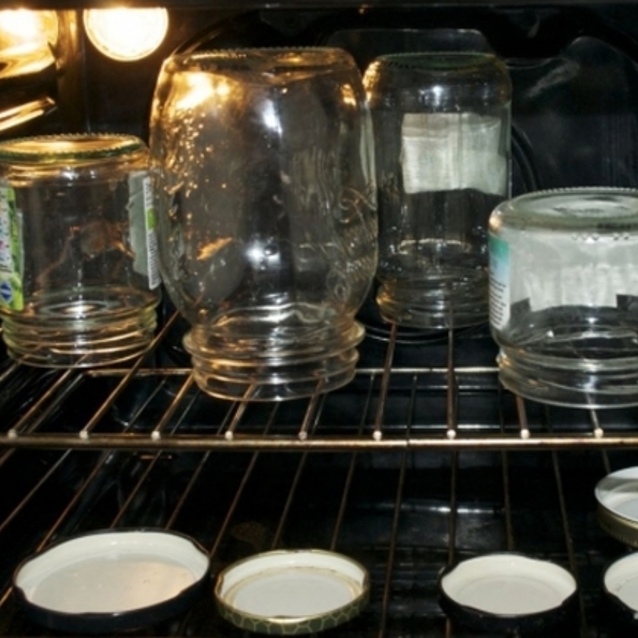 Как стерилизовать банки и крышки для консервирования. Стерилизация банок в кастрюле с водой. Как стерилизовать банки и крышки для консервирования. Как стерилизовать банки и крышки для консервирования. Стерилизовать банки.