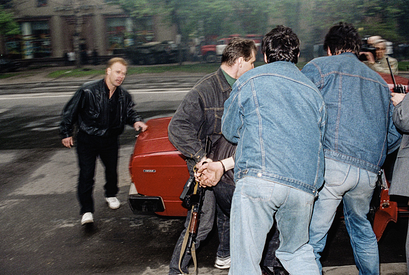 В СССР свободный оборот валюты был фактически под запретом. В начале 90-х россияне узнали о курсе доллара и как за одну ночь можно потерять все сбережения. Нападение на пункт обмена валюты, 1994 год