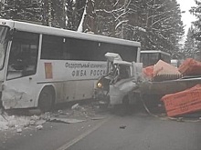 Грузовик в Химках врезался в автобус с врачами