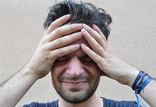 Головная боль может быть проявлением менингита