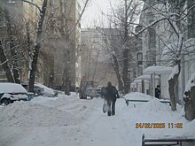 Во дворах Оренбурга убирают снег 983 дворника