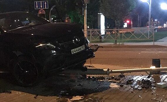 В Краснодаре "Мерседес" с ростовскими номерами сбил светофор. Видео