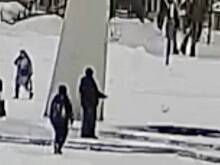 Российский школьник закидал Вечный огонь снегом и попал на видео