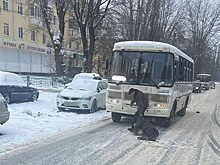 Водитель автобуса сбил пешехода, убрал его с проезжей части и уехал