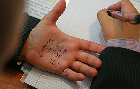 Карты, деньги, пирожки. Как заядлый двоечник стал коллекционером шпаргалок