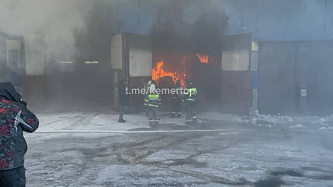 Очевидцы: мощный пожар в Кемерове возник из-за баллонов