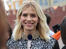 Экс-жена российского миллиардера снялась в «голом» платье со стразами на груди