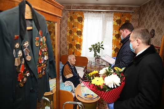 В Калуге депутаты поздравили ветерана войны со 105 днём рождения