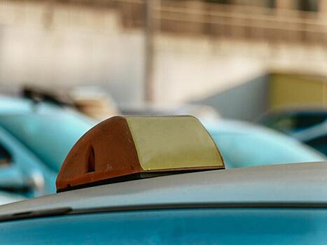 Таксист похитил деньги у спящего водителя автомобиля через мобильный банк